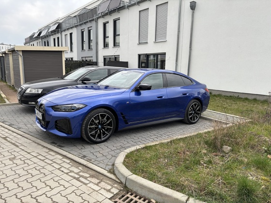 BMW i4 M Portimao blau M Paket mit erweiterter Shadow Line