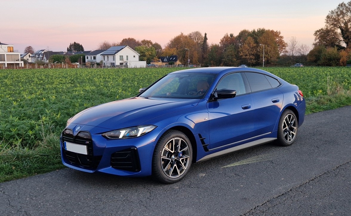 M60 in Portimao Blau mit Winterrädern